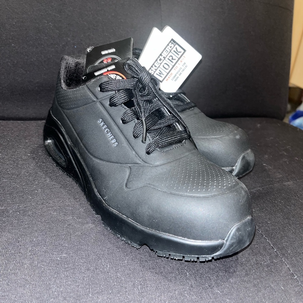 Skechers women’s Black Slip-Resistant Sneakers size M comp toe size 7
